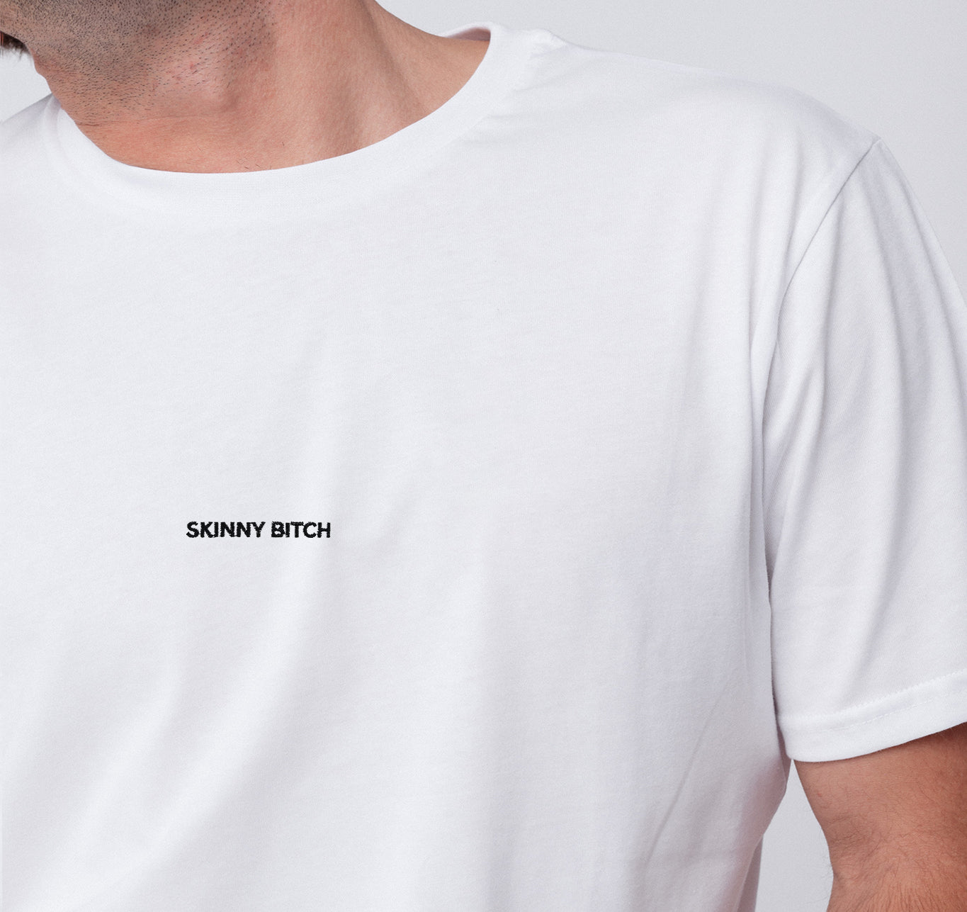 Skinny Bitch | Besticktes Unisex Bio Baumwoll T-Shirt