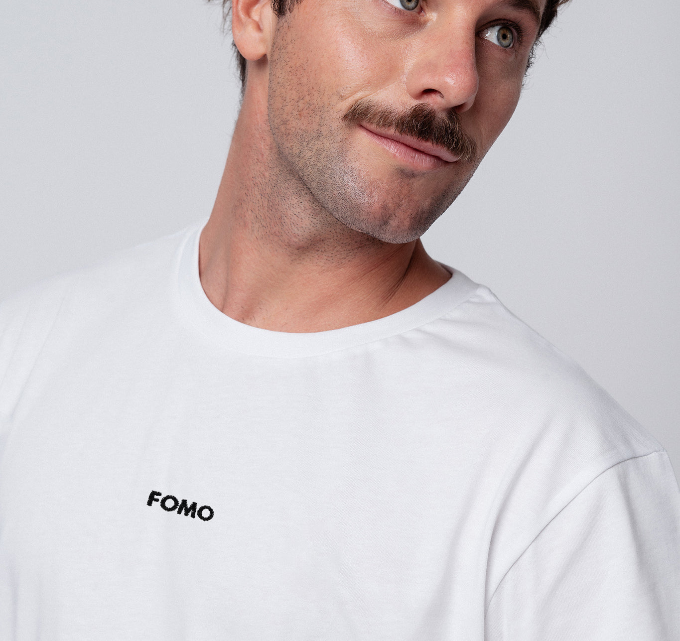 Fomo | Besticktes Bio Baumwoll Unisex T-Shirt