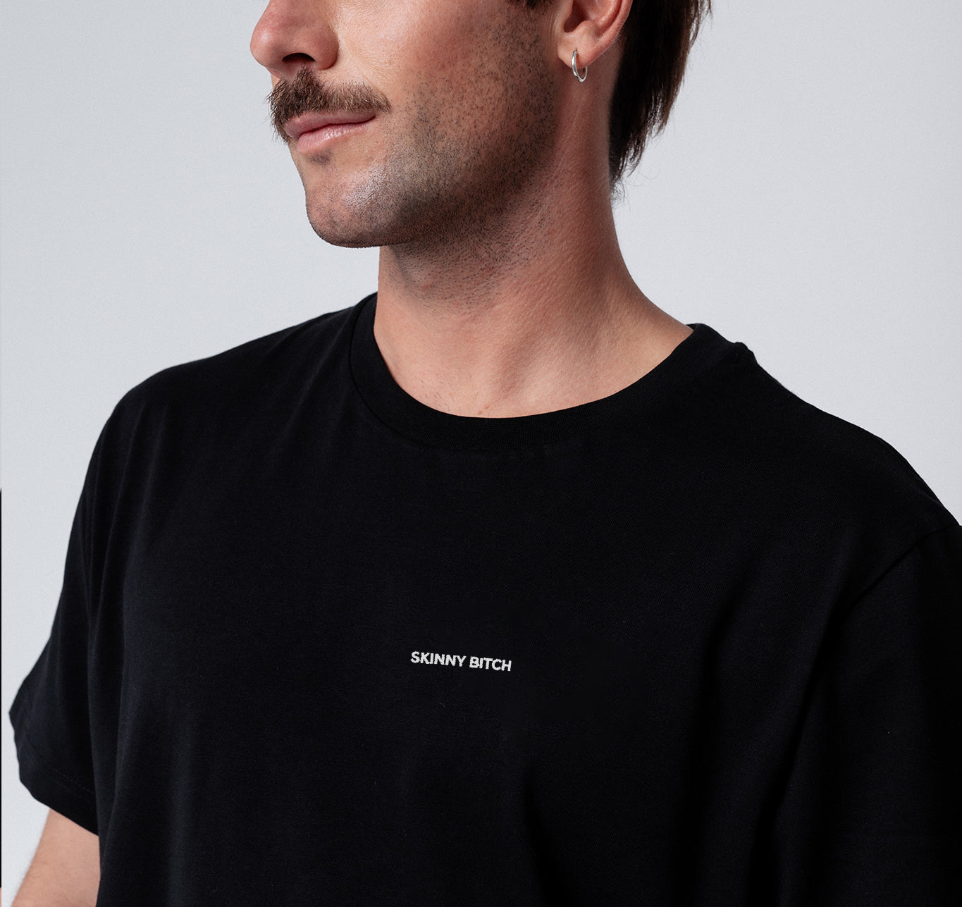 Skinny Bitch | Besticktes Unisex Bio Baumwoll T-Shirt