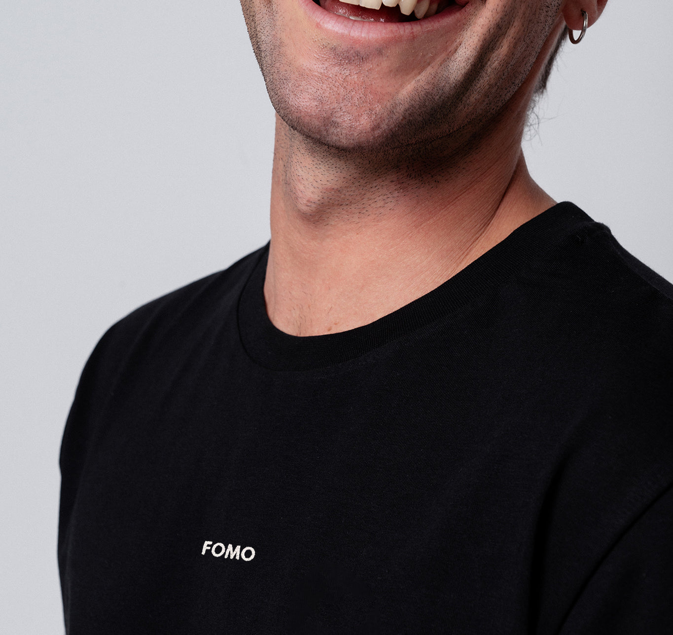 Fomo | Besticktes Bio Baumwoll Unisex T-Shirt