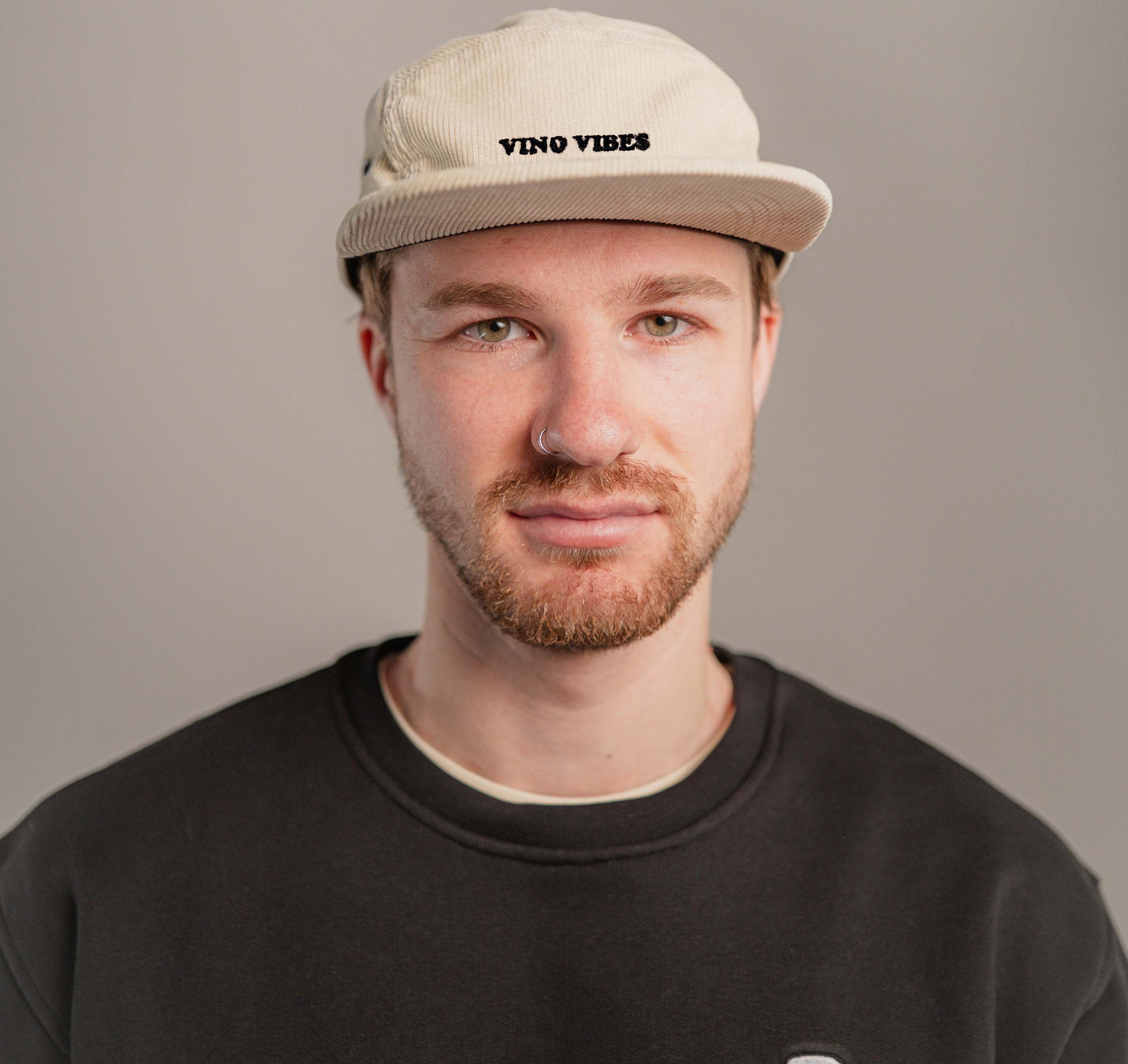 Vino Vibes | Bestickte Bio Baumwoll Cord Cap