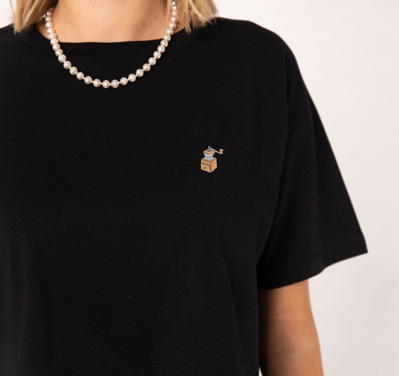 Kaffeemühle | Besticktes Bio Baumwoll Cropped T-Shirt