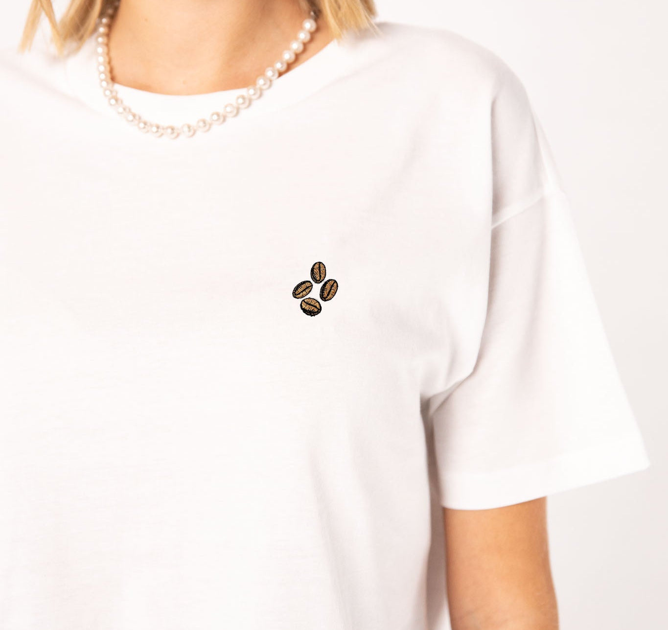 Coffee Beans | Besticktes Bio Baumwoll Cropped T-Shirt
