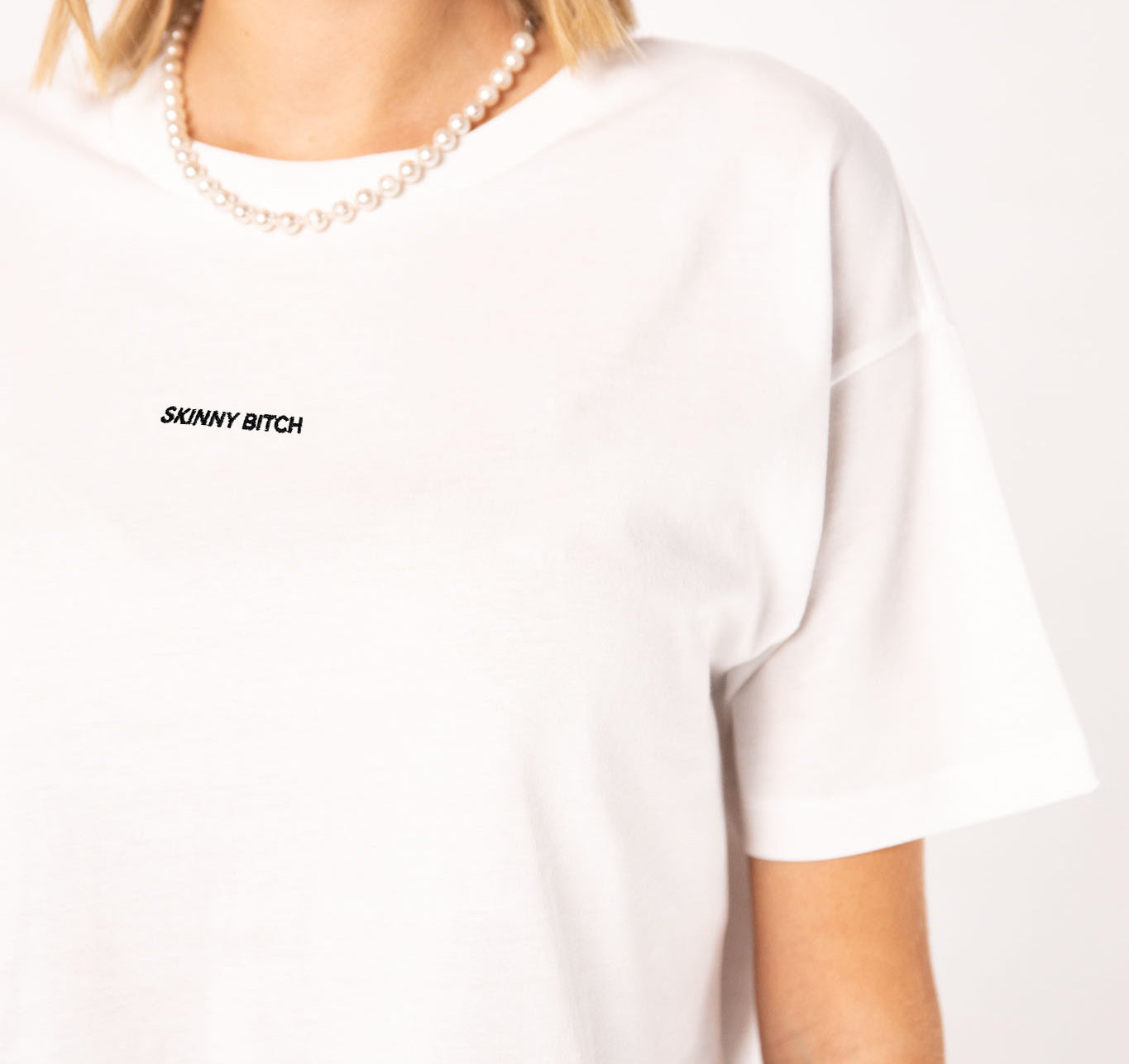 Skinny Bitch | Besticktes Bio Baumwoll Cropped T-Shirt