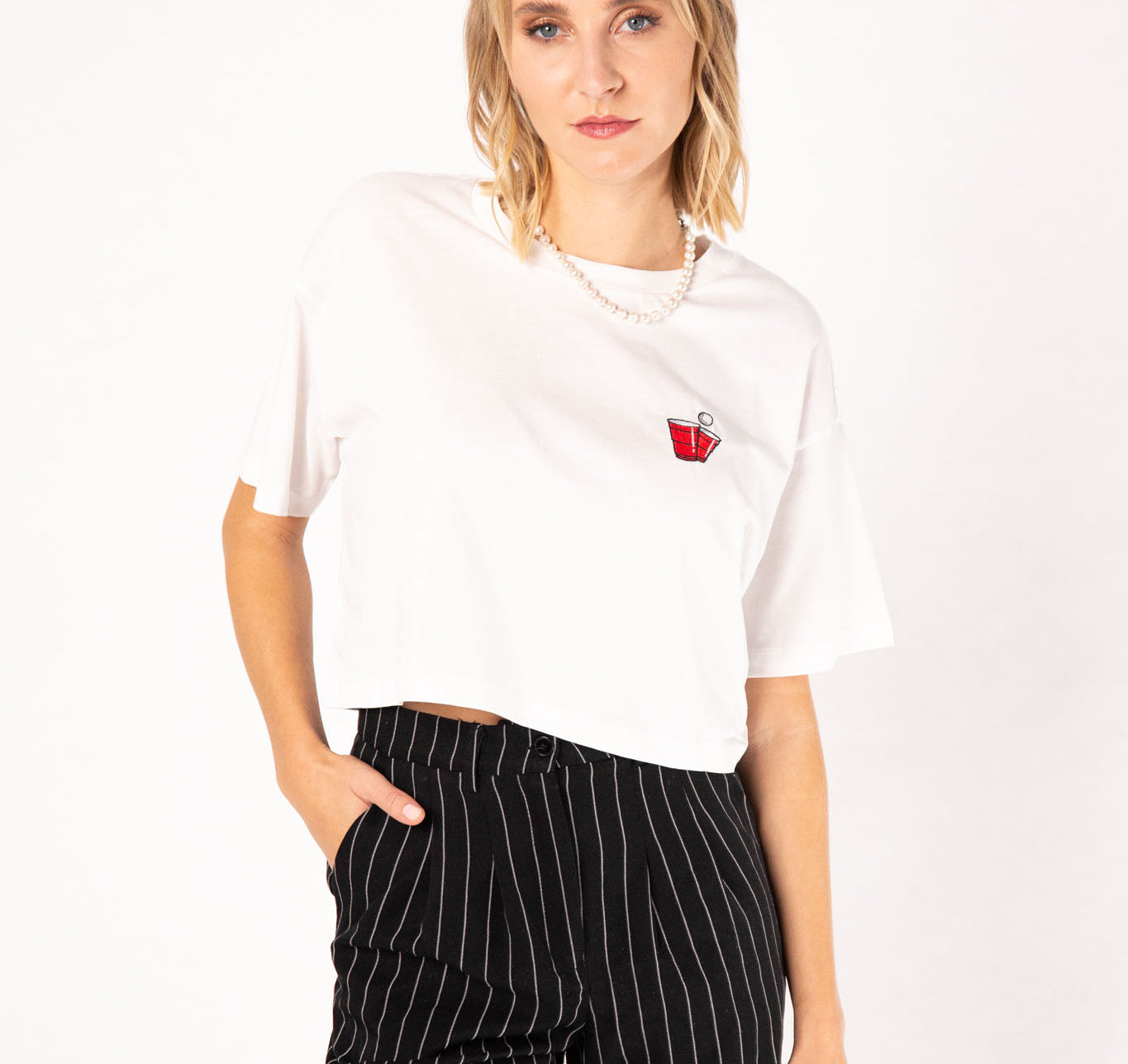 Beerpong | Besticktes Bio Baumwoll Cropped T-Shirt
