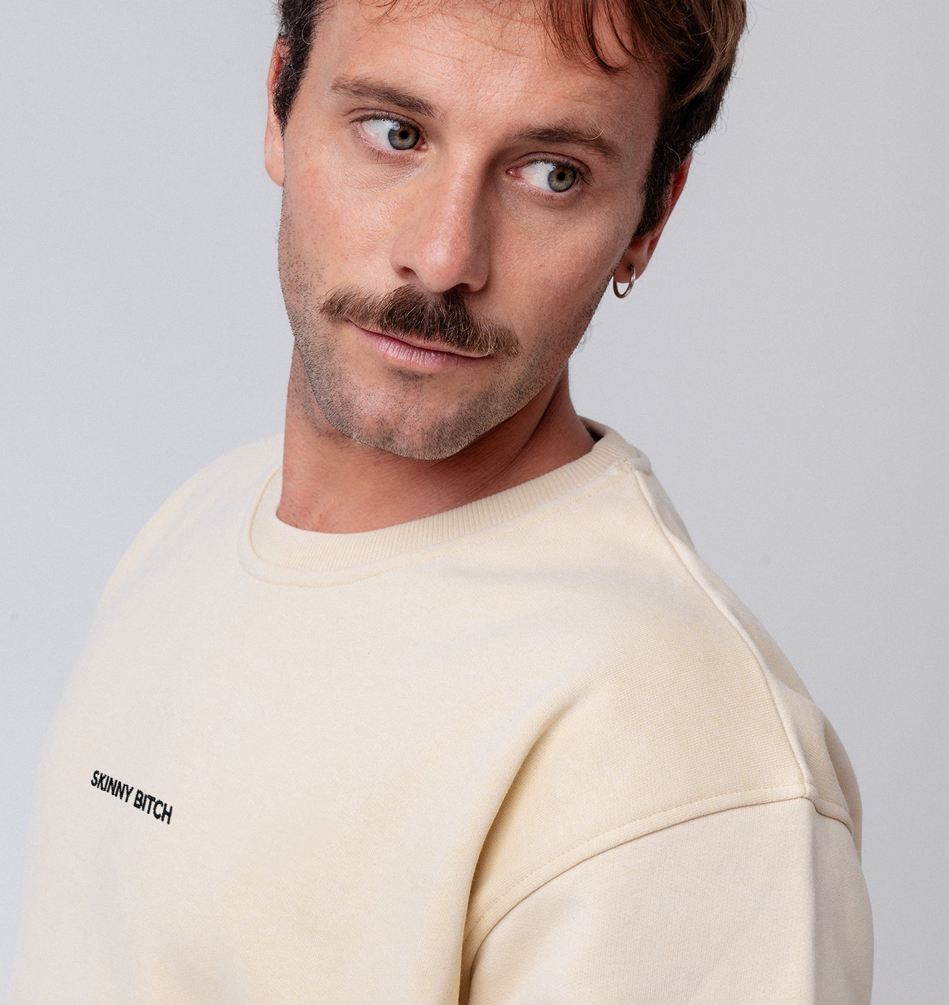 Skinny Bitch | Bestickter Bio-Baumwoll Unisex Pullover